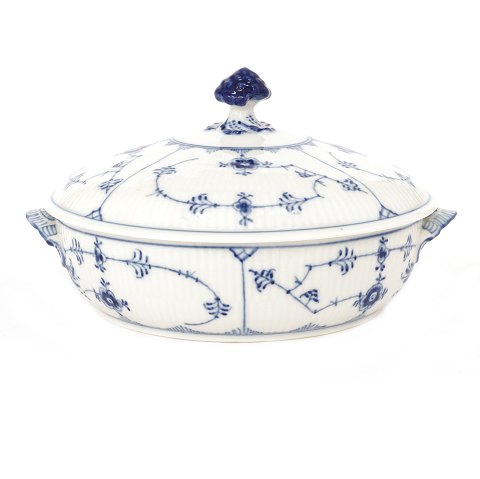 Royal Copenhagen blue fluted tureen #277. H: 14cm. 
D: 21,5cm