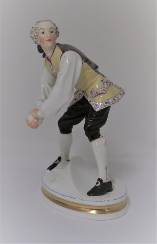 Bing & Grondahl. Snowball throwing man. Figure (8026). Design: Tegner. Height 15 
cm. (1 quality)