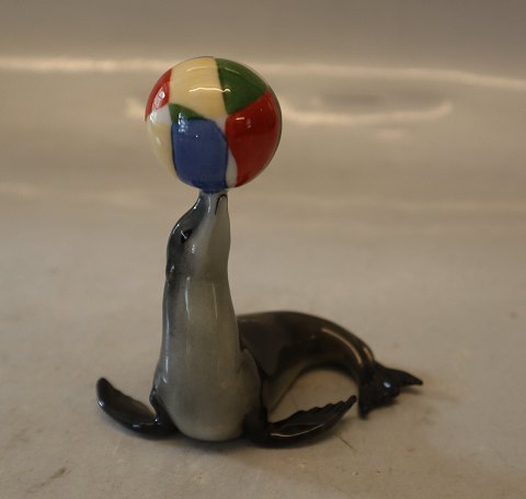 Royal Copenhagen 202 Sea lion with ball 10 cm Mini Circus Series (1249202) Sven 
Vestergaard