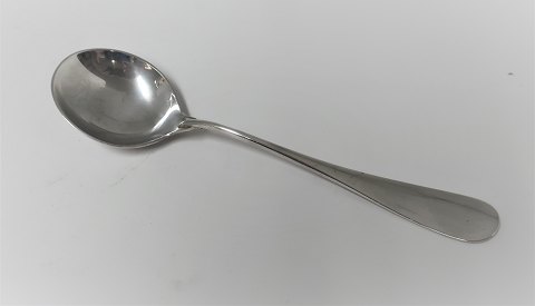 Michelsen. Ida. Zuckerlöffel. Entwurf: Ole Hagen. Sterling (925). Länge 14,1 cm.