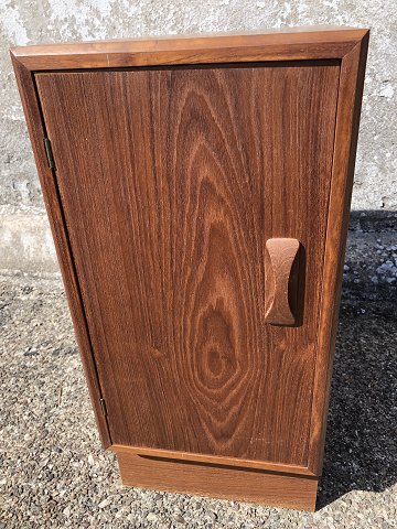 Bedside table
Small closet
Teak
DKK 475