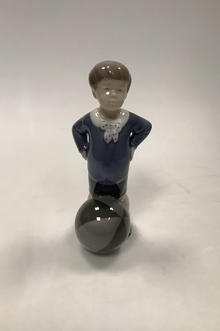 Royal Copenhagen Figur af Dreng med Bold No 3542