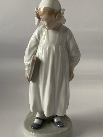 Royal Copenhagen figur, pige med bog.
Af fabriksmærket ses det, at denne er produceret i mellem 1975 og 1979.
Dekorationsnummer 922.
3. sortering
Højde 17,0 cm.