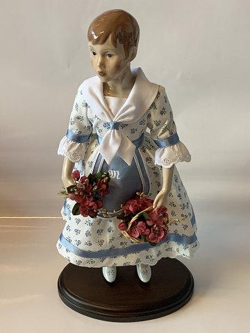 Bing & Grøndahl Year doll 1987, Marianne (Marianne has just been in the garden 
picking the last late summer flowers for her mother.)
1. sorting.
Height 38 cm.