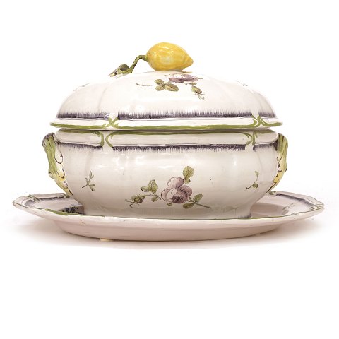 Polychrom dekorierte fayence Terrine Stralsund. 
Hergestellt um 1770. L Platte: 41cm. H: 24cm