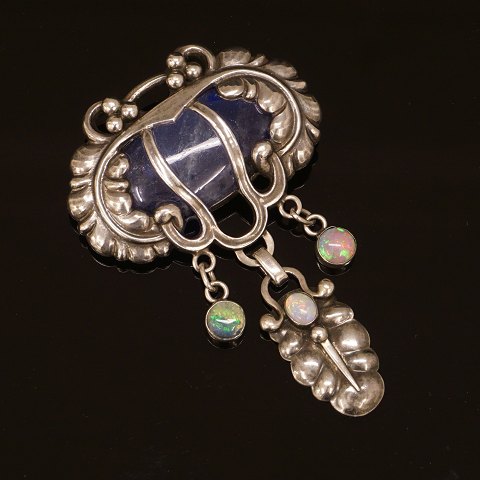 Kay Bojesen broche. Kay Bojesen, 1886-1958, broche 
af sølv med labradorit og opaler. Fremstillet i 
sterlingsølv i perioden 1913-20. Mål: 5x7,5cm