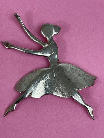 Brosche aus Sterlingsilber mit Balletttänzer von Toftegaard Design. Schloss 
defekt. 8 cm breit von Fingerspitze bis Zehenspitze