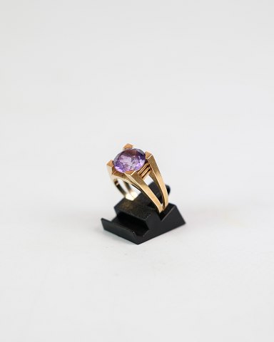 Ring, 14 carats, purple amethyst, goldsmith JØL.R. Str. 53
Great condition

