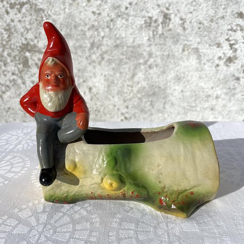 Clay pixie
On a tree stump
*DKK 375