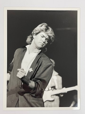 Originalt sort-hvidt pressefoto af George Michael fra Wham under sidstnævntes 
tour i Kina i 1985. Fotograf: Neal Preston.