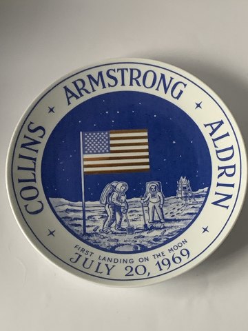 Platte First landing on the moon settlement island
July 20-1969
measures 19.8 cm
