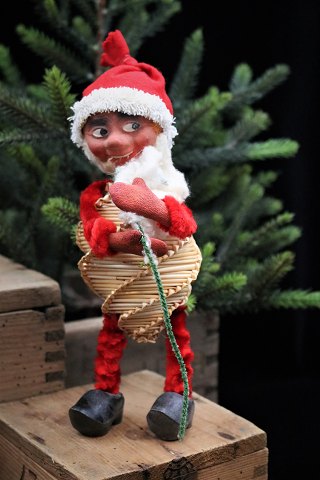 Gammel julenisse med krop lavet i halm / piberenser , har vat skæg , nissehue og 
træsko. Højde:22 cm.