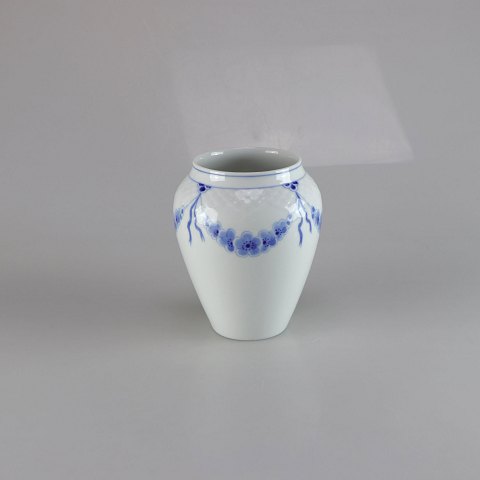 B&G vase
202
Empire