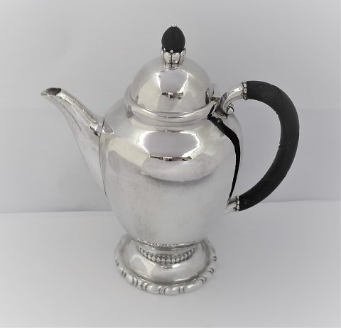 Georg Jensen. Sølv kaffekande. Design Georg Jensen. Model 37. Højde 24 cm. 
Produceret 1915 - 1930