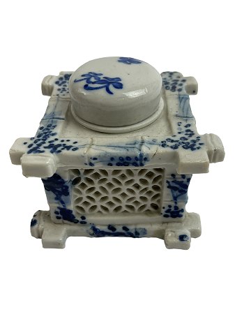 Asiatisk blækhus (antageligt kinesisk eller japansk) i blå/hvid porcelæn