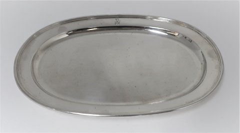 Sasikov. Rusland. Sankt Petersborg. Oval sølv bakke med 4 fødder (84). Kronet monogram. Længde 24,5 cm. Bredde 16,5 cm. Produceret 1868.