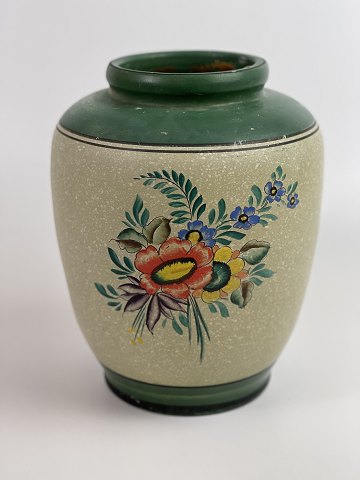 Smuk, gammel, bemalet vase af lertøj. Blomstermotiv i sprudlende, klare farver. 
Cirka 1940