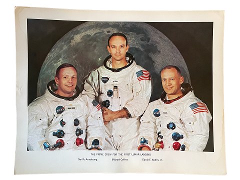 Originalt NASA farveoffsetfotografi i forbindelse med Apollo 11 månelandingen i 
juli 1969. På billedet ses de tre astronauter Neil Armstrong, Michael Collins og 
Edwin Aldrin