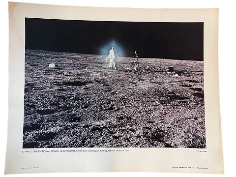 Originalt NASA farveoffsetfotografi fra Apollo 12 månelandingen i november 1969. 
På billedet ses astronaut Alan Bean omgivet af en lysende sky