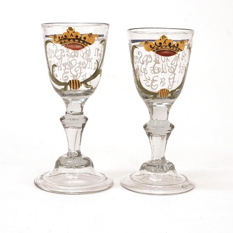 Et par emaljedekorerede böhmiske glas dateret 
1805. H: 15,7cm