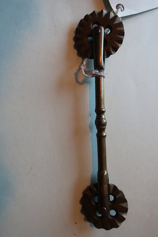 An antique tool for making the danish "klejner" (cakes)
Rear tool with a wheel in both ends
Made of brass
About 1900