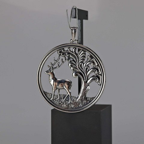 Sølv vedhæng
motiv af hjort og
træ