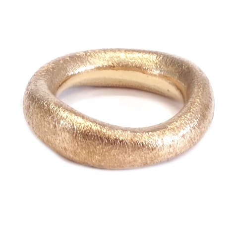 Charlotte Lynggaard Love Ring 5. Kraftig ring i 
14kt guld stemplet Ole Lynggaard og Charlotte 
Lynggaard. Ringstr.  54. Ringtykkelse: 5mm