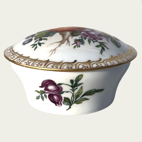 Royal Copenhagen
Home painted
Floral motif
Jar with lid
*DKK 300