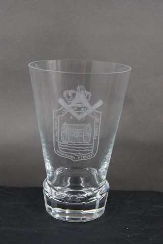 Frimurerglas til St. Johs. Logen i Nyborg, ølglas dekoreret med slebne symboler, på kantsleben fod