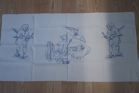 Forstykke/kommodestykke/"gardin"
Smukt gammelt broderet stykke med blåt håndbroderi
3 stemningsfulde illustrationer af Ole Lukøje
126cm x 64cm
Antikt, dansk linned og olmerdug er vores speciale