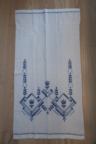 Parade piece
A beautiful old parade piece with handmade blue embroidery
110cm x 56cm
The antique, Danish linen and fustian is our speciality