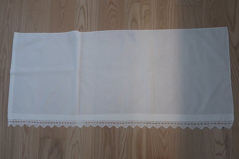 Forstykke/kommodestykke/"gardin"
Smukt gammelt broderet stykke med hvidt håndbroderi
51cm x 115cm
Antikt, dansk linned og olmerdug er vores speciale