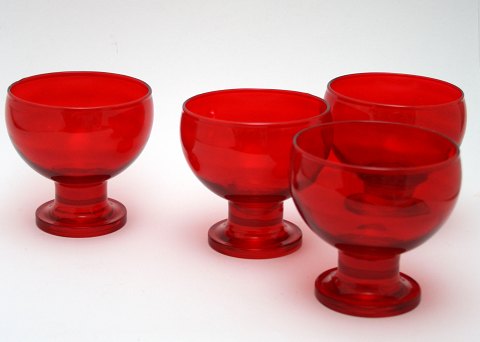 4 røde glas