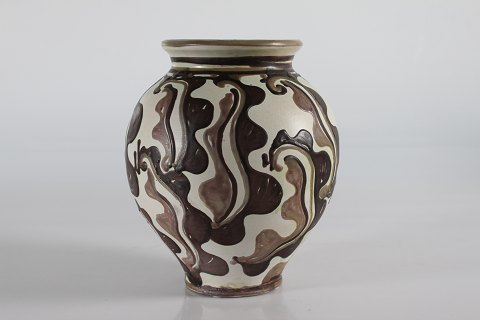 Herman A. Kähler
Vase m/abstrakt dekoration