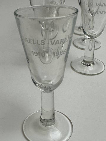 Memorabilia: 7 jubilæums snapseglas fra Daells Varehus (Dalle Valle), fra 1985. 
På glassene står: DAELLS VAREHUS 1910 - 1985.