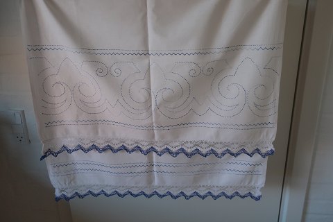 Parade piece
A beautiful old parade piece with handmade blue embroidery
The antique, Danish linen and fustian is our speciality