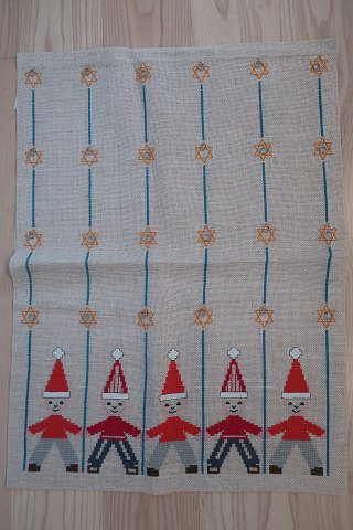 Christmas calendar
Beautiful. old, christmas calendar to hang up small parcels on, - one for each 
day in december, with rings to make it easy to hang up the parcels
Beautiful handmade
H: 64cm, B: 49cm
In good condition
The antique, Danish linen and f