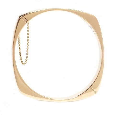 14kt gold bangle by Hans Hansen Denmark. Marked 
Hans Hansen Denmark 252. Size inside: 5,5x6cm. W: 
23,8gr