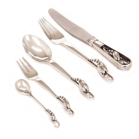 Georg Jensen Magnolia sølvbestik i sterlingsølv 
til otte personer. Designet af Georg Jensen 1919. 
Stemplet Georg Jensen dessin nr 84. 51 dele i alt