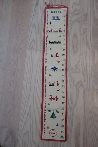 Pakkekalender
Smuk, gammel, håndbroderet pakkekalender med ringe til at binde pakkerne fast i
Flot håndarbejde
H: 90cm, B: 16cm
God stand
Antikt, dansk linned og olmerdug er vores speciale, og vi har altid et bredt 
udvalg