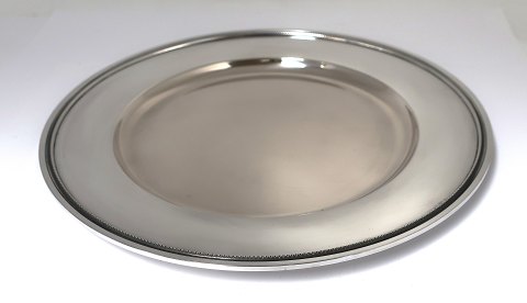 Toxværd. Sølv dækketallerken med perlekant (830). Diameter 28 cm.