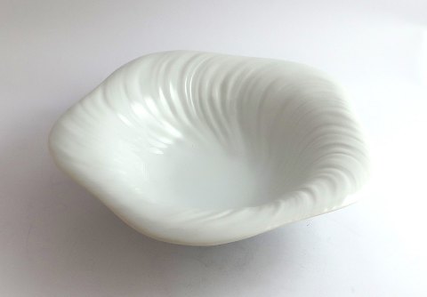 Royal Copenhagen. White Conch. Design Arje Griegst. Deep plate. Diameter 20,5 
cm. Model 604. (1 quality).