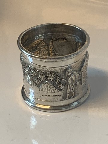 Napkin ring Silver
Size 3 x ø 4 cm.
Stamped: 830S