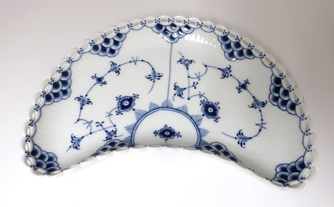 Royal Copenhagen. Blue fluted, full lace. Pickle dish. Model 352 (1173). Length 
21 cm. (1 quality).