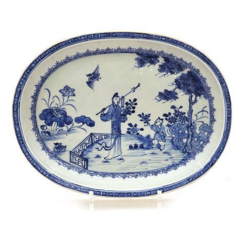 Ovalt dybt blådekoreret kinesisk fad i porcelæn. 
Qing dynastiet 18. århundrede. Mål: 33x25cm