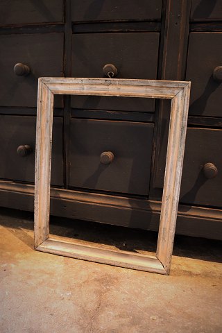 Antique 19th century wooden frame with original antique silver coating and a 
very fine patina. 
50x40cm...