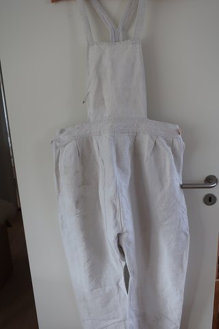 Trousers made of flax
Antique trousers made og good old flax
Waistline: 100cm
In a good condition
The antique, Danish linen and fustian is our speciality and we always have a 
large choice of shifts, babydress, tea towels, table clothes, napkin etc.