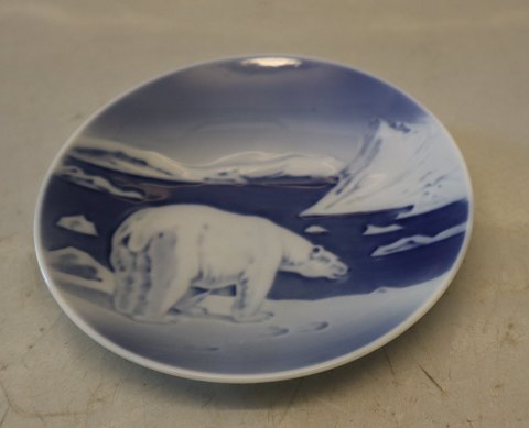 4366 Kgl. Rund platte Isbjørn i grønlandsk landskab 11.7 cm Kongelig Dansk 
porcelæn