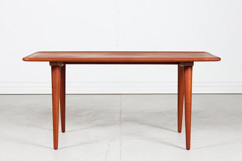 Hans J. Wegner
Sofabord AT 11
af massiv teak
