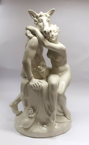 Königliches Kopenhagen. Große Figur. Entwurf: Hans Henrik Hansen. Blanc de 
Chine. Höhe 68 cm. Es liegt ein Brennfehler vor (siehe Foto)